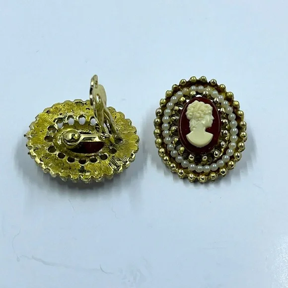 Gorgeous and Unique Vintage Cameo Upside Down Clip On Earrings - Picture 6 of 7
